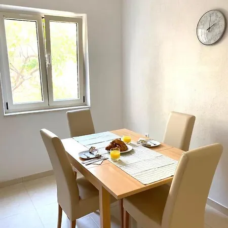 Sea View Apartment *
